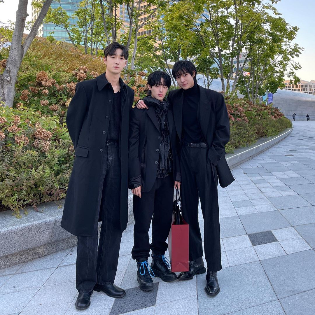 ronabaebae's tweet image. 221011 hyvn_soo instagram update with Kim Youngdae 

[trans] Two giants and me.

🔗 instagram.com/p/CjlGg4rJkc5/…

#KimYoungdae #김영대