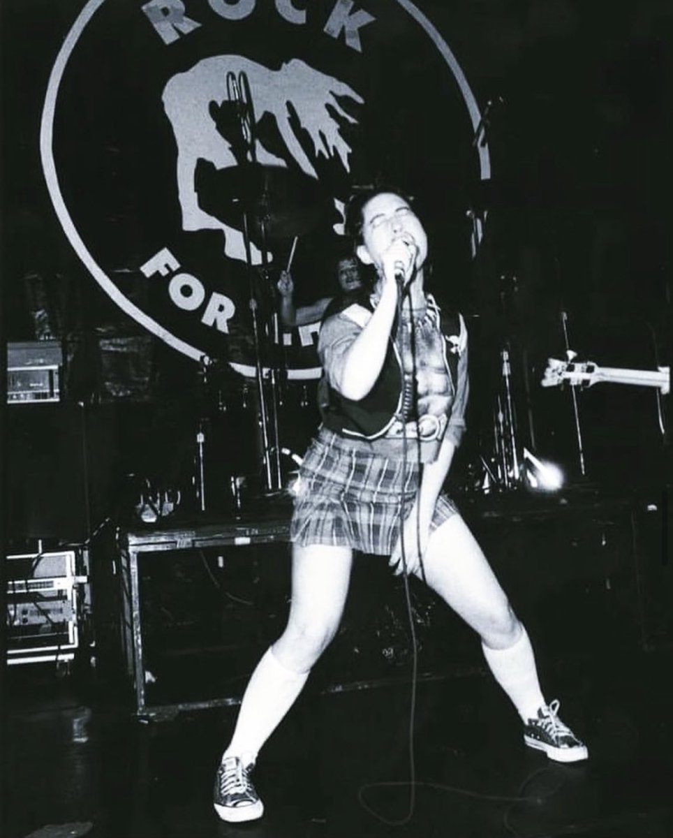 AmericanWasteCo's tweet photo. Punk rock goddess Kathleen Hanna of Bikini Kill
#bikinikill #kathleenhanna #punk #punkrock #babe #sexy #punkbabe #punkgirls #goth #hardcore #music #singers #WomanCrushWednesday https://t.co/3FqgXksqBt