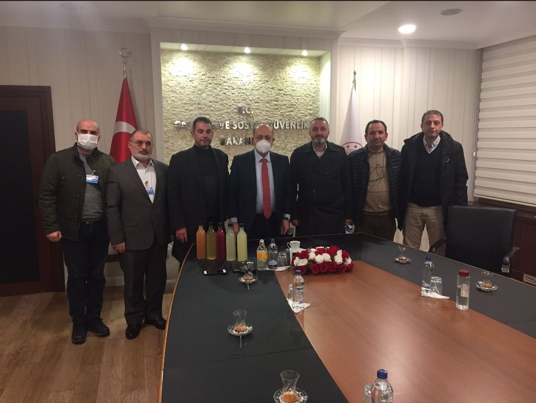 #Eyt de çözüm nasıl olacak diyerek yapılan her yorum ve tahmin tamamen popülist söylemlerden ibarettir. Bizler teknik çalışma için hala görüşüyoruz.
#EytPlatformu