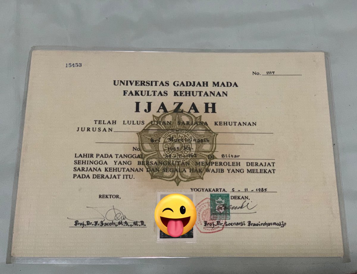 UntheeUnti's tweet image. Masih ribut ijazahnya pak jokowi gais, ibukku yg seangkatan + sewisudaan sampe minta pap ijazahnya dong, Bu Suri said “ben do melek nak ijazah kehutanan ugm ki bedo dewe penulisan no ijazahe, jurusan gak diisi krn dulu gak ada jurusan, nak ra do ngerti General Forestry menengo