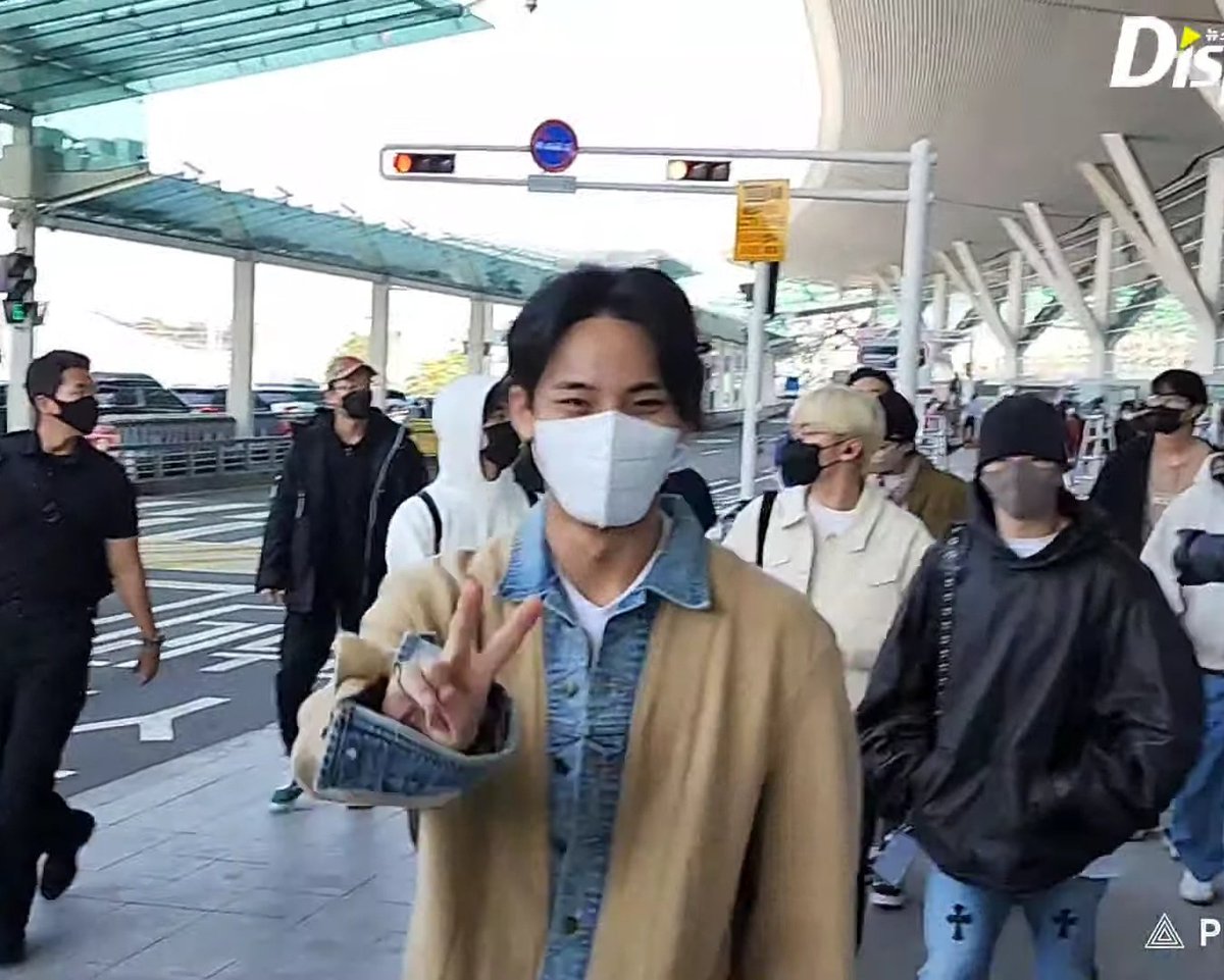mingyu and dino's outfit are lowkey matching each other, i take it as gyuchan crumbs