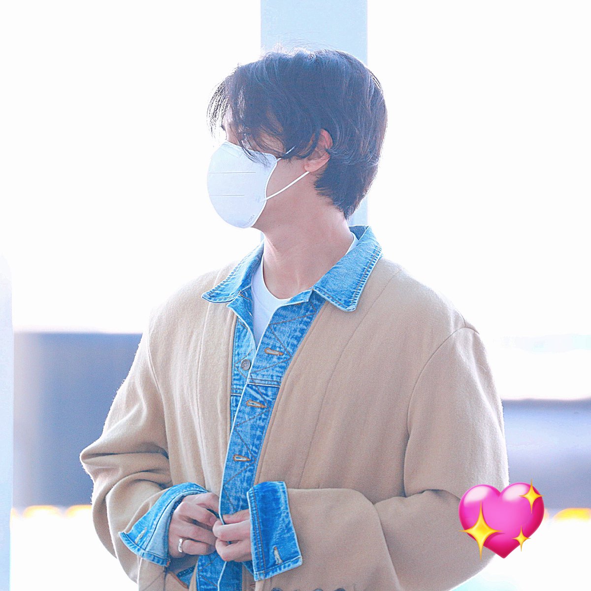 단추 잠그는 손가락이 너무 귀여워💙🤎