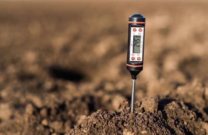 Jilishe_Org's tweet photo. 1/3 Soil testing protects your soil from nutrient depletion, mineral contamination and helps farmers save on the farm inputs. Currently, our farming systems rely heavily on chemical inputs of fertilizer for high yielding crops. https://t.co/aCeeqgWCkZ