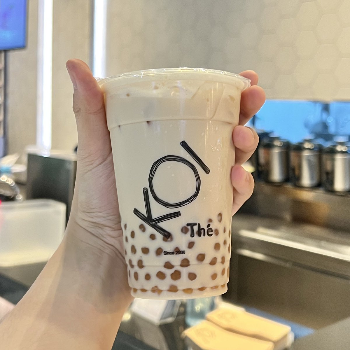 กดสั่ง KOI ในGrab ได้ราคาแค่ 40 กว่าบาทจาก 95 บาทคือโคตรคุ้ม กดสั่งไปรับหน้าร้านได้เลยไม่ต้องต่อคิวจริง! ใส่โค้ด PICKUPDRINK ลดทันที 50% ไม่มีขั้นต่ำด้วยคือปังมาก 🫶🏻🧋