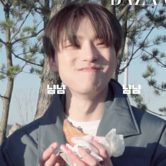 ryxhiu's tweet photo. “Kadang punya 12 abang itu seru ya” #SEVENTEEN

     [ Seventeen &amp; Lee Chan AU ]
Dimana Lee Chan, sang anak bontot selalu disayang oleh kakaknya, dan itu membuatnya merinding. 

Lee Chan appreciation au, because I love him so much <3 https://t.co/rzsfoSu5An