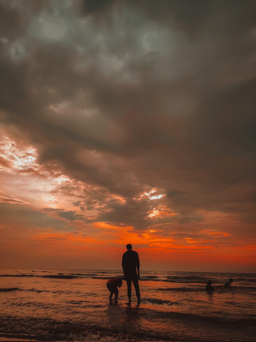 fotuwalababa's tweet photo. Sunset with Dad ❤️
.
.
Shot on @realmeIndia 
.
.
.
#fotuwalababa #realme #realmeindia #sunset #Beach #chainsawman #NFTs #NFTGiveaway https://t.co/X6ayJCZzds