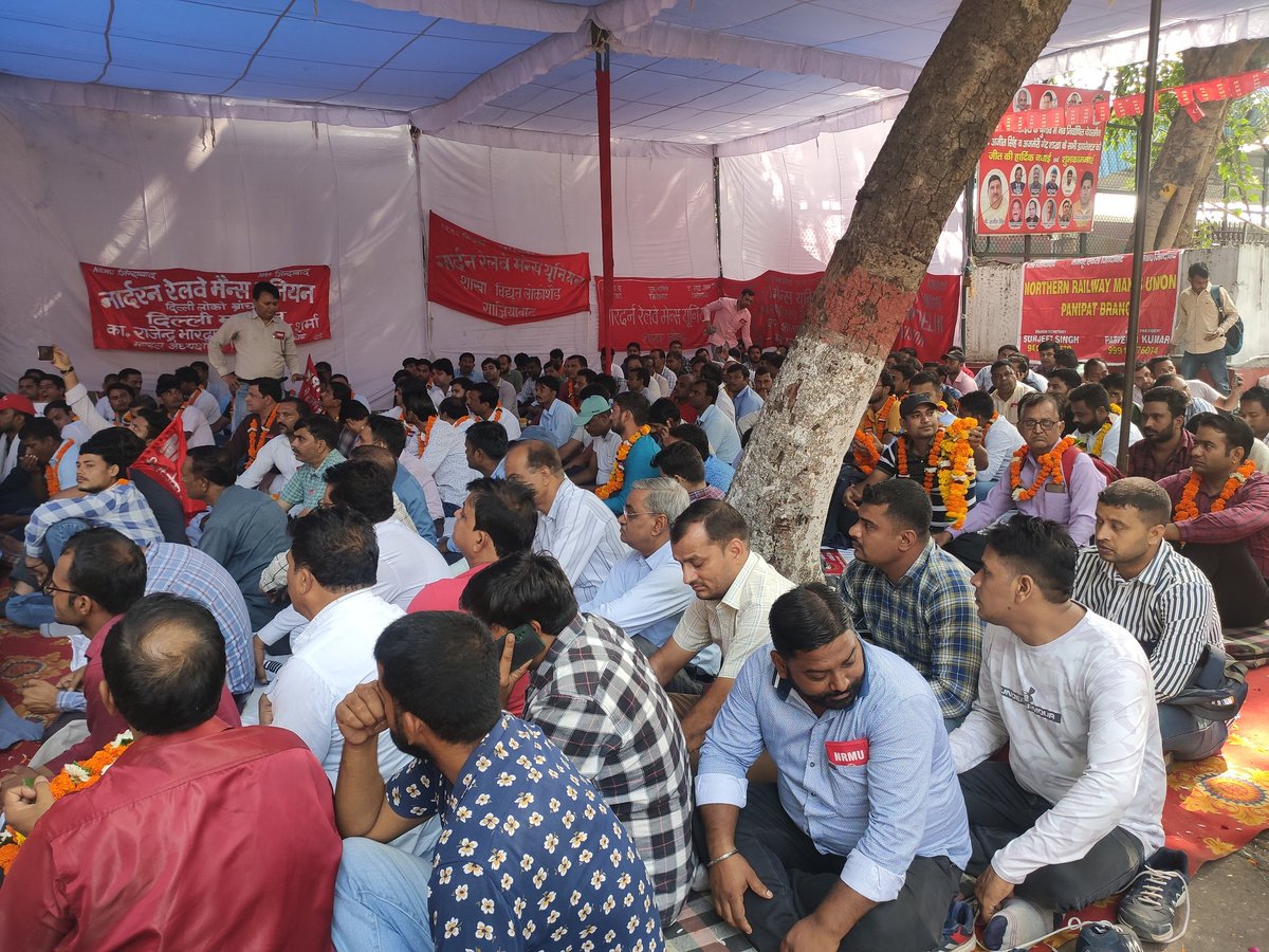 NRMUDelhiSocial's tweet photo. नॉदर्न रेलवे मेंस यूनियन दिल्ली मंडल द्वारा मंडल रेल प्रबंधक कार्यलय, दिल्ली के समक्ष कर्मचारियों की भूख हड़ताल।
#OPS #Privatization #CadreRestructuring #DAArrear https://t.co/fywZ4SIUYm