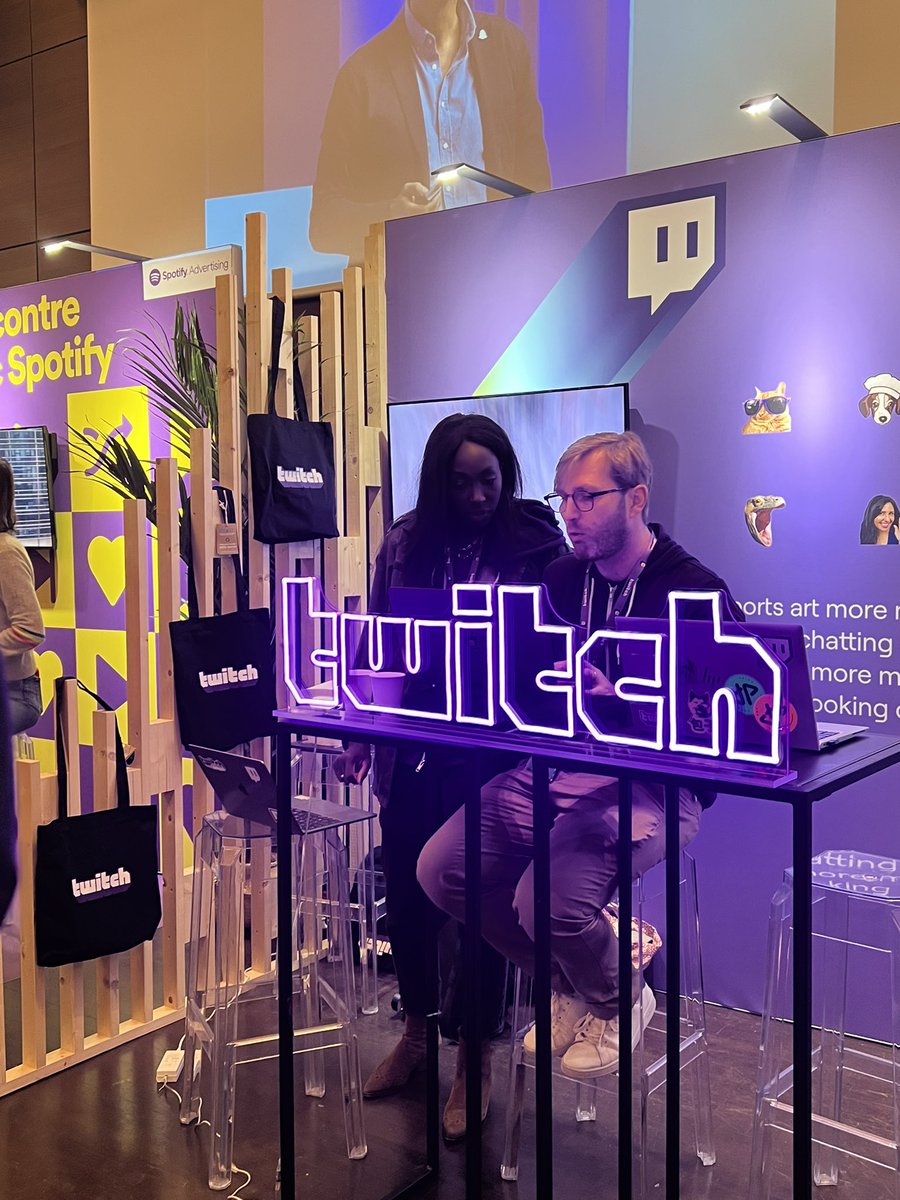 delage_marianne's tweet photo. Un petit de cette première journée au #hubforum grâce @HUBInstitute toujours accompagnée de la team #DMBees 🐝
Hâte de les retrouver pour cette deuxième journée ! ✨
@VincentMontet
@HUBInstitute
@c_chaboteau
@wtaranoff
@juliette_demain
#hubforum https://t.co/73eX9mU3my