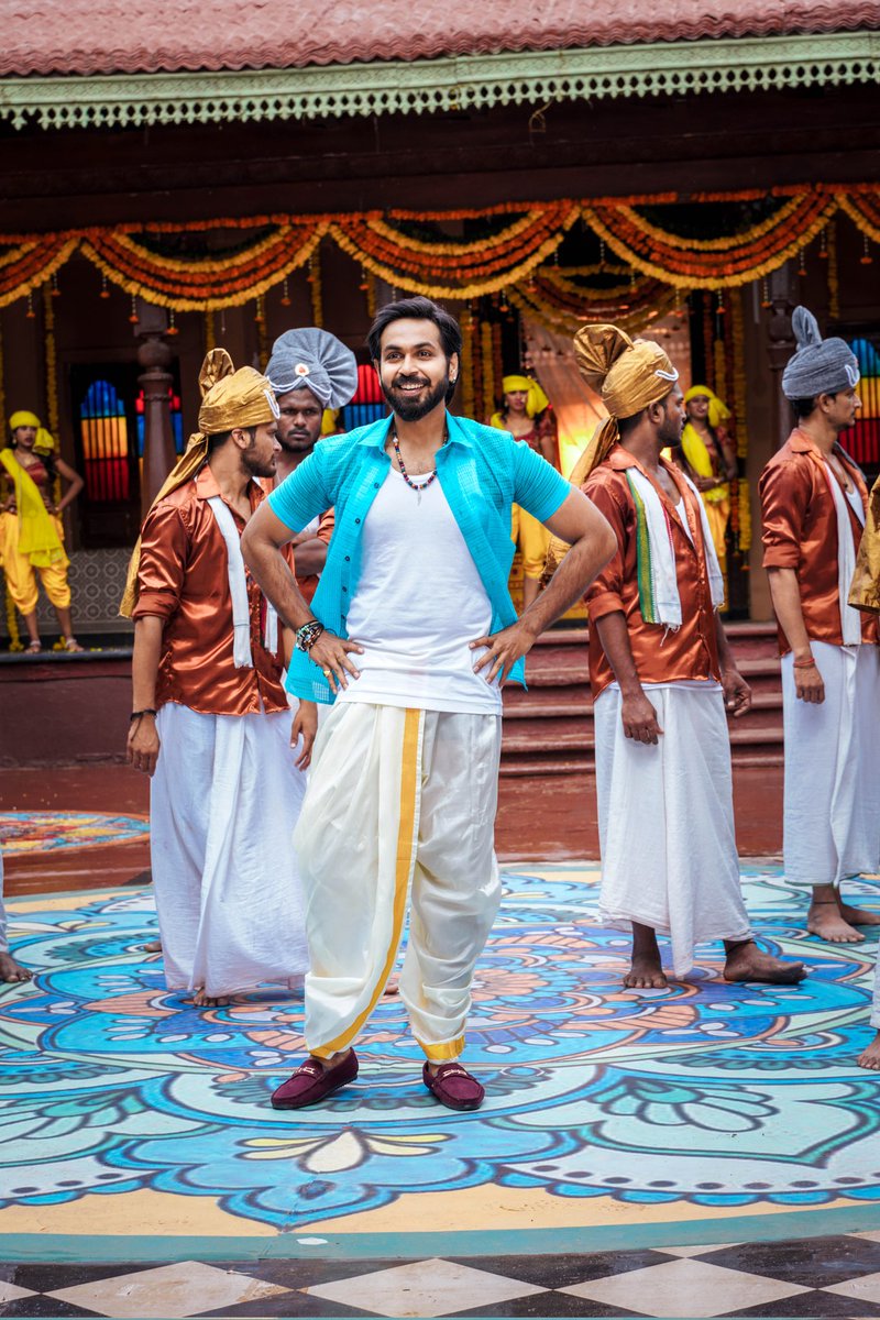 ActorMaanas's tweet photo. "Old is Gold" is what they say! Adhering to the traditional style and shining my way out with grace!
#ZariZariPancheKatti Song link👇
https://t.co/fZzAt3HNJm
#MaanasNagulapalli #ActorMaanas #traditional #zarizari https://t.co/Vy1UjwLEi6