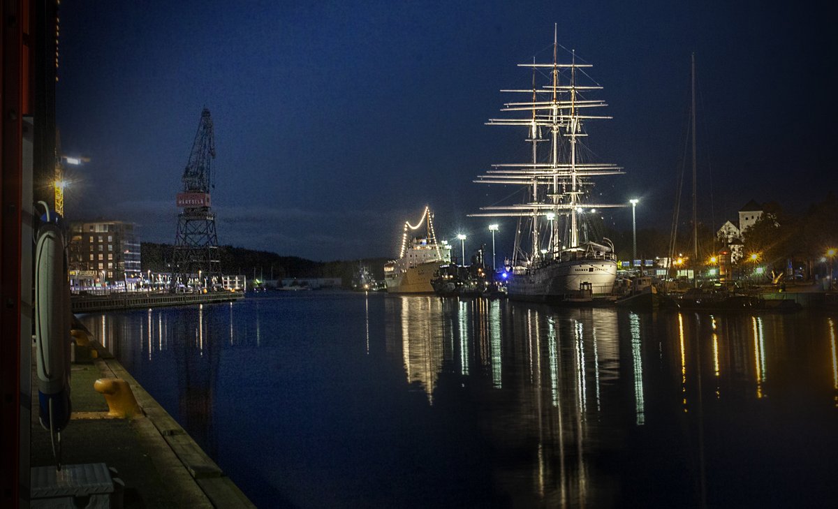 OlliSulin's tweet photo. Early autumn morning on Aurajoki, Turku, Finland 12.10.2022 ©Olli Sulin @VisitTurku @Turkukaupunki @OurFinland #Suomenjoutsen #Aurajoki https://t.co/fewElvYwy9