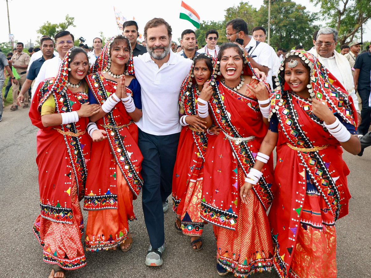 Satyamseth437's tweet photo. पीछे तिरंगा है और सामने जोश हाई है।
थमेंगे नहीं कदम, कसम देश जोड़ने की जो खाई है।।
#BharatJodoYatra https://t.co/wwyN4o3WrC
