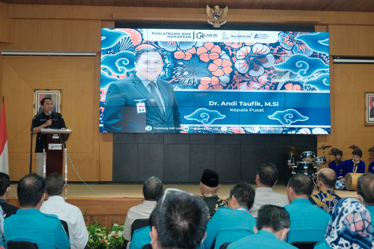 SetwanDPRDMks's tweet photo. Sekwan DPRD Makassar, H. Dahyal mempresentasikan Aplikasi Erota dalam kegiatan Pameran dan Seminar Inovasi Proyek Perubahan PKN II Angkatan X. Rabu, 12/10/2022 di PusLatBang LAN Kota Makassar https://t.co/1Kx4KUq6xg