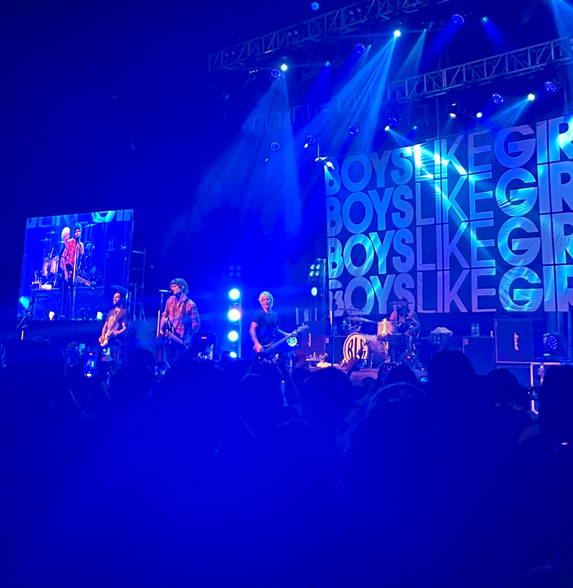 zandayparade's tweet photo. Seems like @PlaybackFest was the closure we needed for our teenage years. #BoysLikeGirlsLiveInManila was a #ThrowbackDoneRight. Now back to our current lives and dreams! Thank you, BLG, for reminding us how to take great escapes, and how to feel on top of the world again. 🫶🏻 https://t.co/8NPD8yH4O0