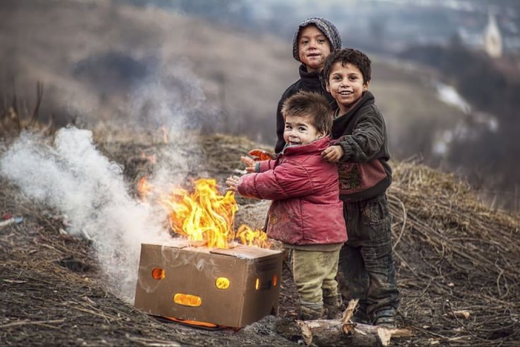 Gülümse zira dünya hüznünü umursamaz.