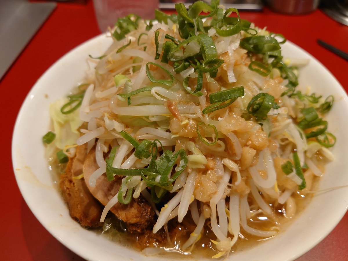 chosuge725's tweet photo. 張り切って先頭で並ぶ。
#ミドリカワ　さんは、味も然ることながら店員さんがめちゃくちゃ親切！ってゆー口コミが多かったので、二郎系未体験の夫婦だけど思い切って訪問。
マジで美味いし、ホントに店員さんが優しくて泣いた。 https://t.co/shn2gB80m3