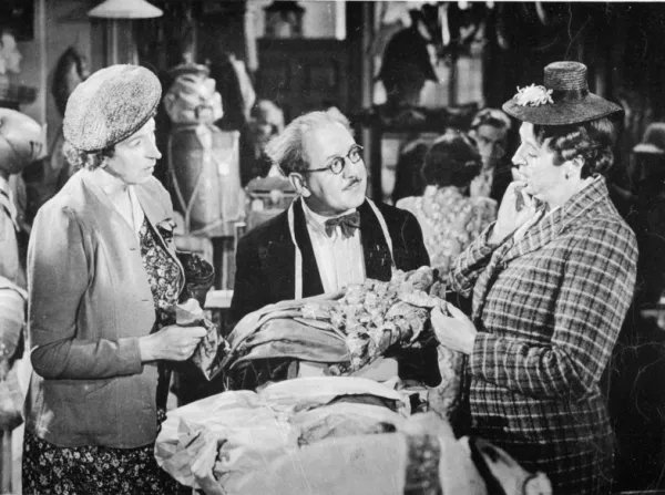 TalkingPicsTV's tweet photo. A fortune in a dresses hem... but where's the dress? #DorisWaters #ElsieWaters IT'S IN THE BAG (1943) 7:45am comedy #TPTVsubtitles https://t.co/2qf6WbcHx1