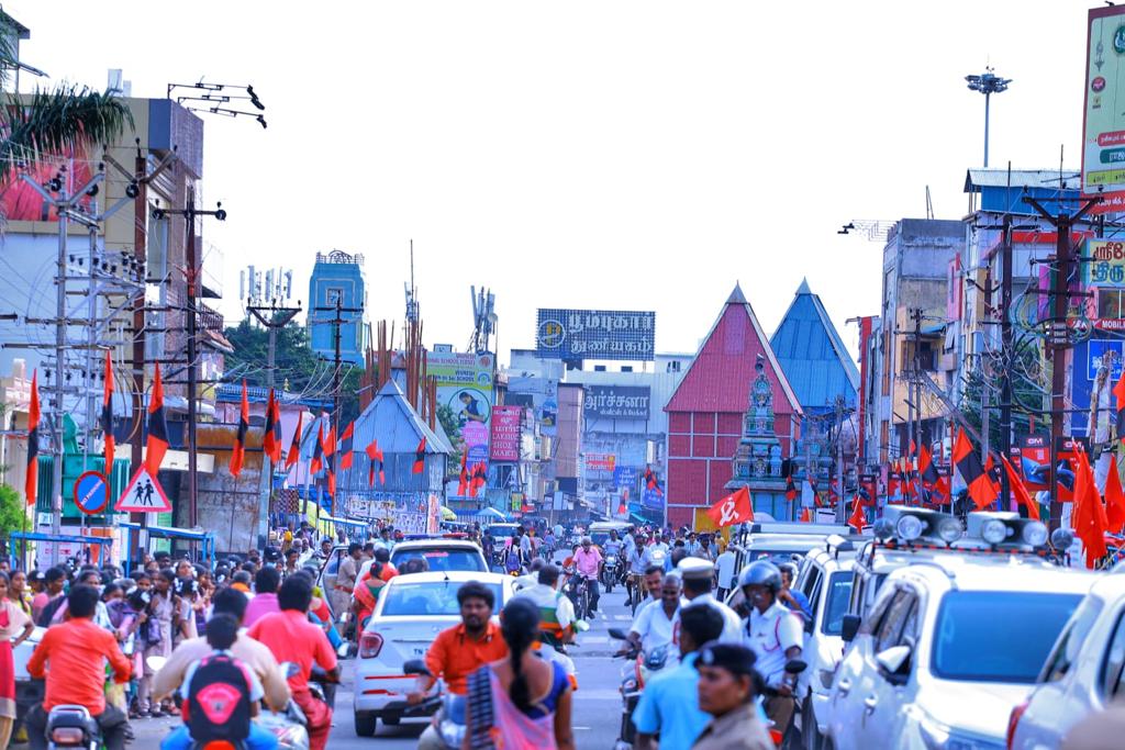 duraivaikooffl's tweet photo. தமிழகமெங்கும் திரையிடப்பட்டு வரும் மாமனிதன் வைகோ ஆவணப் படம் பதினாறாம் நகரமாக இருபதாவது திரையிடல் நிகழ்வாக திருவண்ணாமலை நகரில் நேற்று மாலை 06:00 மணிக்கு பாலசுப்பிரமணியர் திரையரங்கில் மக்களுக்கு திரையிடப்பட்டது.

#மாமனிதன்_வைகோ #Mamanithan_Vaiko 
#Vaiko #DuraiVaiko #MDMK https://t.co/ocdoKlEUgy