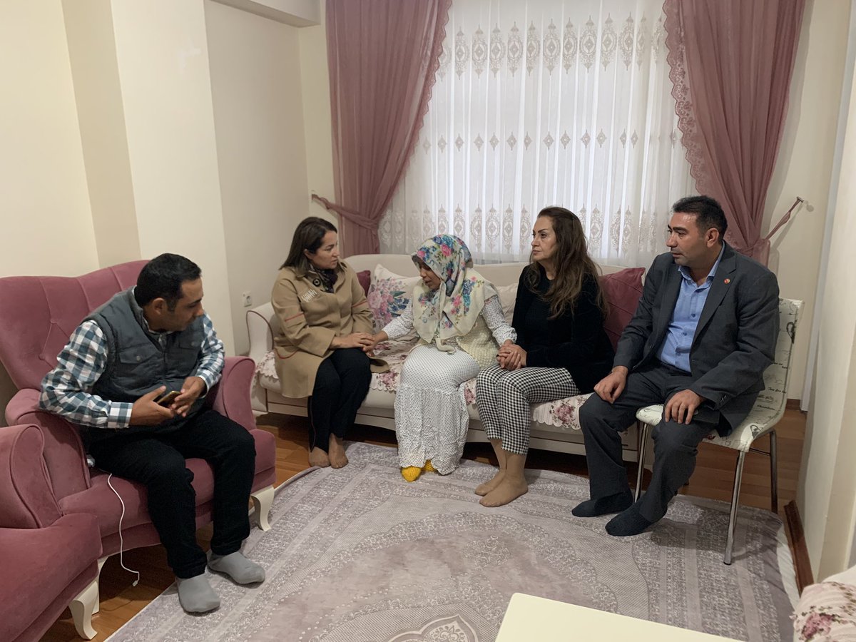 Rabbim kimseyi evladıyla imtihan etmesin.🤲😢

Küçükçekmece'deki okulunda teneffüste fenalaşarak hayatını kaybeden Samet Gül yavrumuzun annesi Sevde Hanımı ziyaret ettik. Acımız çok büyük ama Allah'ın izniyle bu ağır imtihanı da Devletimizin ve teşkilatımızın desteğiyle aşacağız.