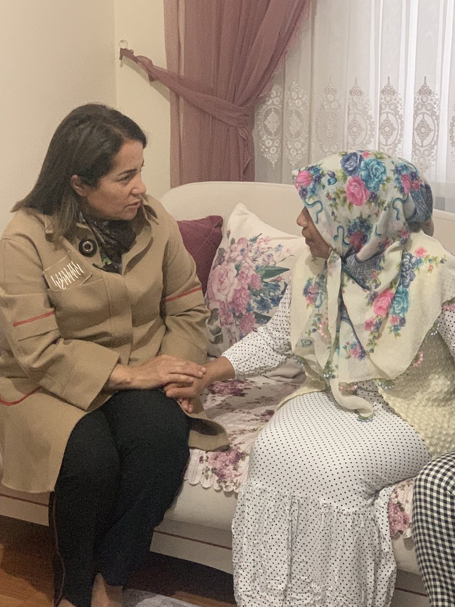 SayimMadak's tweet photo. Rabbim kimseyi evladıyla imtihan etmesin.🤲😢

Küçükçekmece'deki okulunda teneffüste fenalaşarak hayatını kaybeden Samet Gül yavrumuzun annesi Sevde Hanımı ziyaret ettik. Acımız çok büyük ama Allah'ın izniyle bu ağır imtihanı da Devletimizin ve teşkilatımızın desteğiyle aşacağız. https://t.co/CN2v6BR3Kq