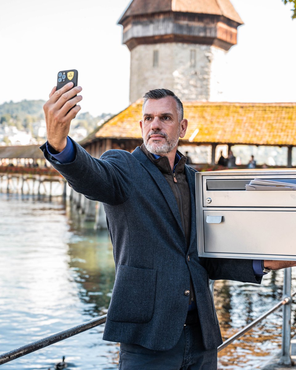 Daniel ist unser Head Customer Success und viel unterwegs. Mit PEAX hat er seinen Briefkasten immer dabei - egal ob auf Reisen oder beim Selfie vor der Kapellbrücke🖤💛

#startup #digital #digitalisierung #digitalmailroom #kmu