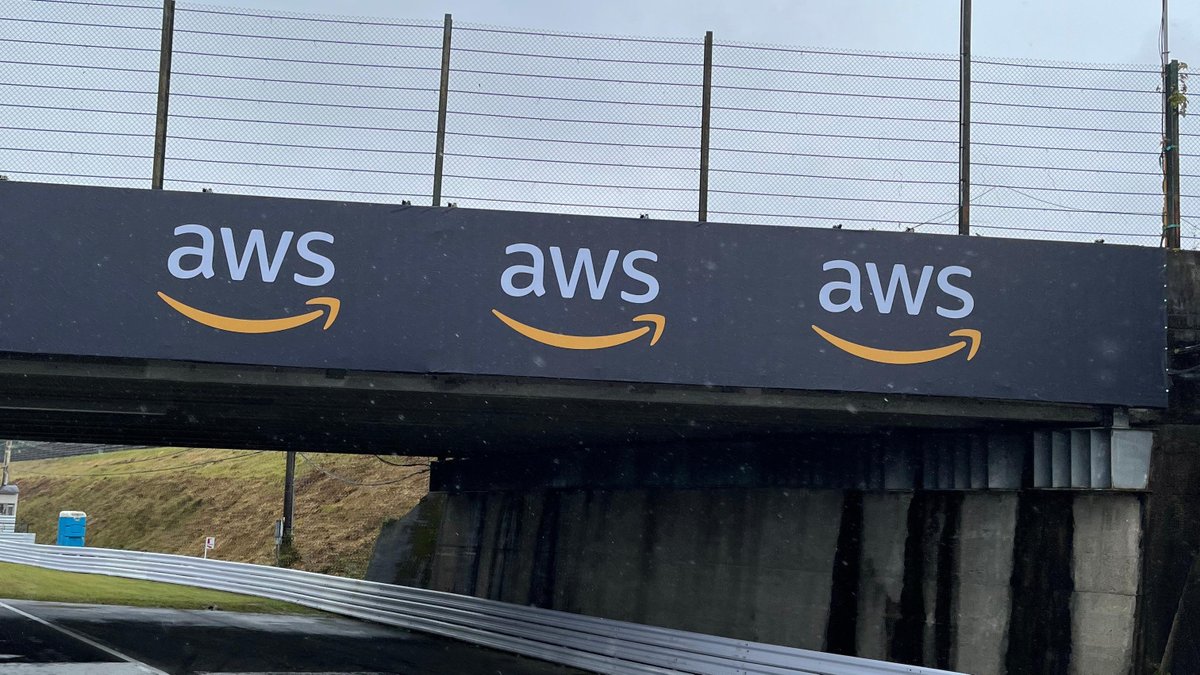 awscloud_jp's tweet photo. 3 年ぶりの鈴鹿サーキット開催で盛り上がった F1 日本グランプリ🏎️🏁

次なるレベルの観戦体験を提供する #F1Insights に機械学習やデータ分析で貢献するAWSは、F1 とフェラーリのスポンサーです。今年の鈴鹿サーキットでの写真をお届けします📸 #f1jp

F1がAWSを選んだ理由➡️ https://t.co/jKVawqc6B9 https://t.co/pzmMQ2b1oS