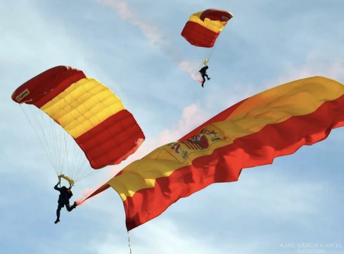 air_comment's tweet photo. #12octubre #FuerzasArmadas  #ejércitodelaire #papea #paracaidismo #españa https://t.co/zbia8SUh77