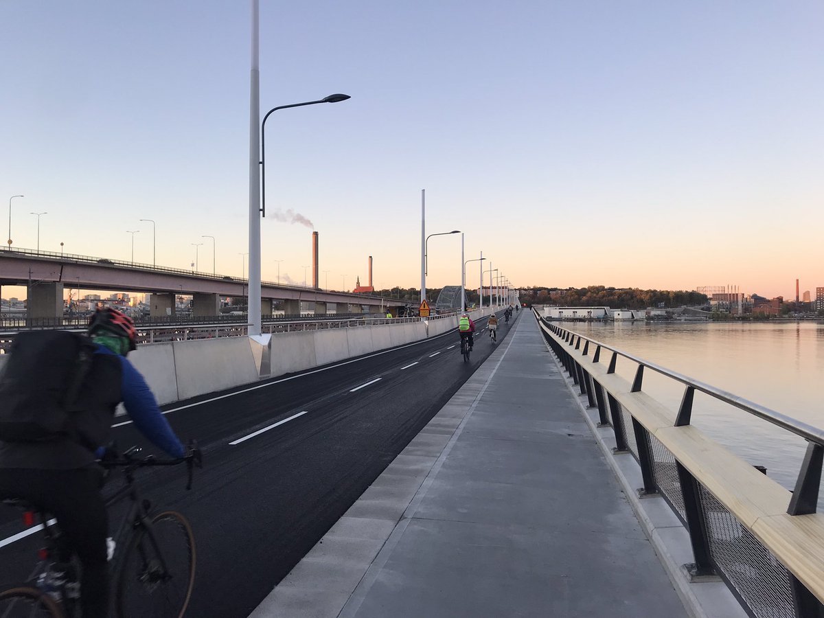 Plötsligt händer det ❗️Efter ~3 års byggtid är #LillaNyaLidingöbron öppen för cykeltrafik 🚴‍♀️ 👍 Bra jobbat <a href="/Impleniatweet/">Implenia</a> &amp; @Lidingo_stad 👍💪