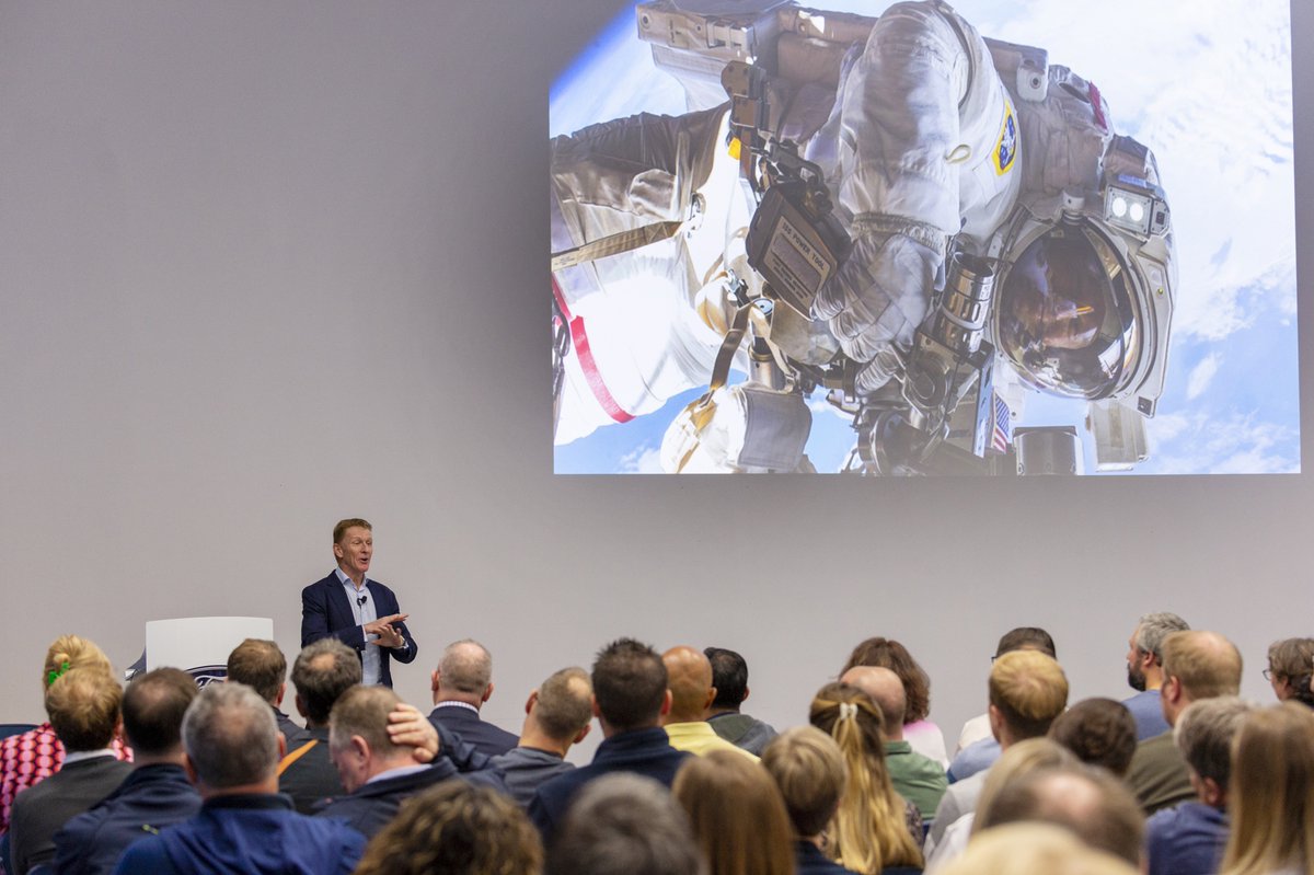 ldahlquist's tweet photo. Have you ever wondered what it's like to see the world from above👀🌍?
Tim Peake giving fascinating insights into life on board the International Space Station in Ford´s Dunton Campus. Exciting! Happy World Space Week 🌍🚀🌖🛰
#WorldSpaceWeek #Inspiration #WeAreFord https://t.co/dnJKMT3zcA