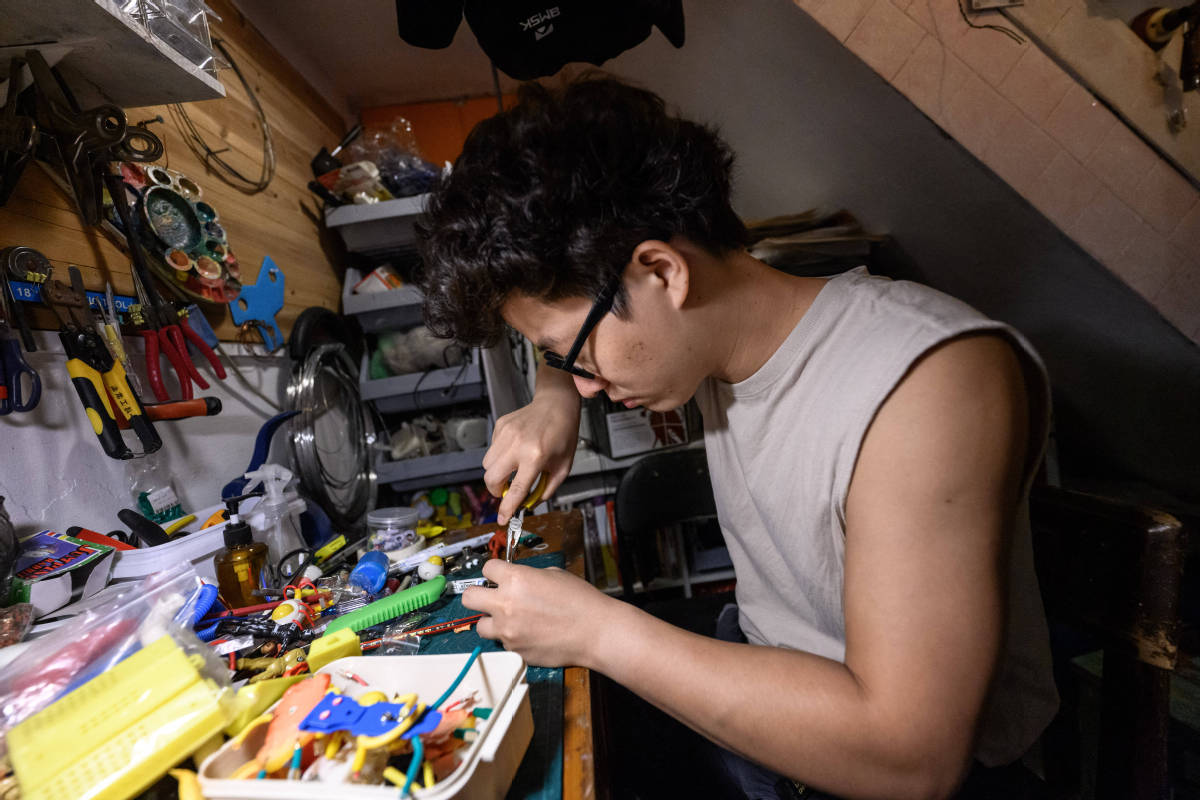 iGuangdong's tweet photo. 🧸 There is a space that can awaken visitors' childhood memories in #Guangzhou, #Guangdong province. The space's owner is a young couple - Wang Yimu and Lin Jianying. They not only are cartoonists but also can transform waste materials into toys. #OnlyInGD https://t.co/33CNHBda24
