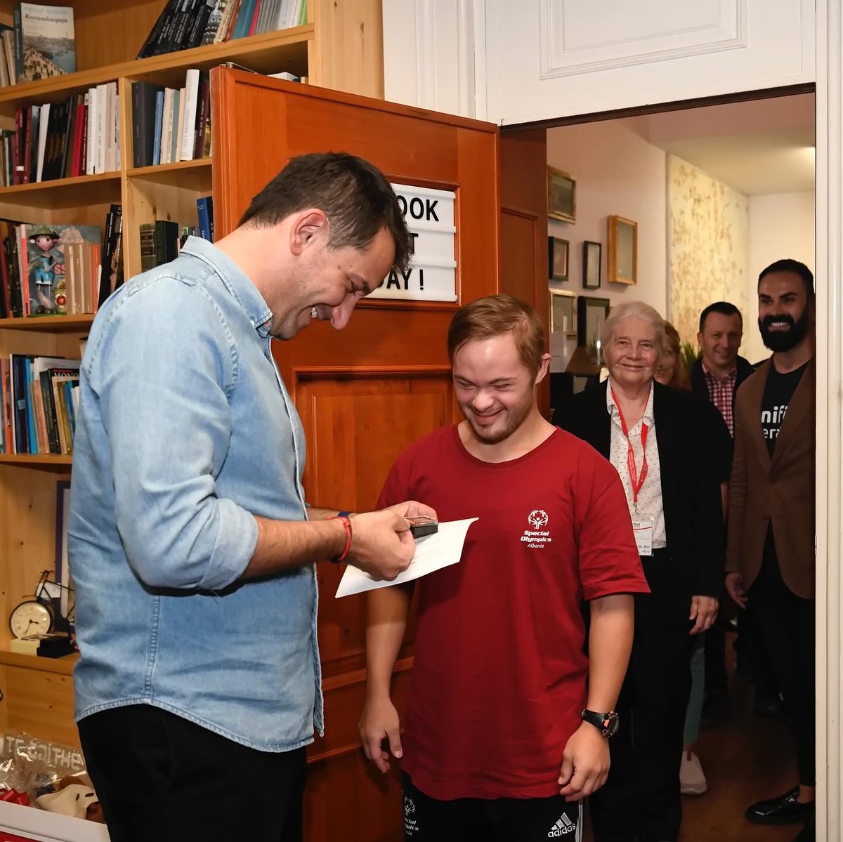erionveliaj's tweet photo. Takimi më i bukur i JAVËS! ❤️

Me miq specialë nga “Special Olympics” - organizata më e madhe sportive ⛹🏼‍♀️🏄🏼‍♂️🚴🏽‍♂️ për personat me aftësi ndryshe. Suksese në rrugën e bukur të sfidave sportive! 💪🏼

Ne jemi krah jush, sepse “Bashkë është më mirë se të ndarë”! 😍 https://t.co/GfyI0sjypV