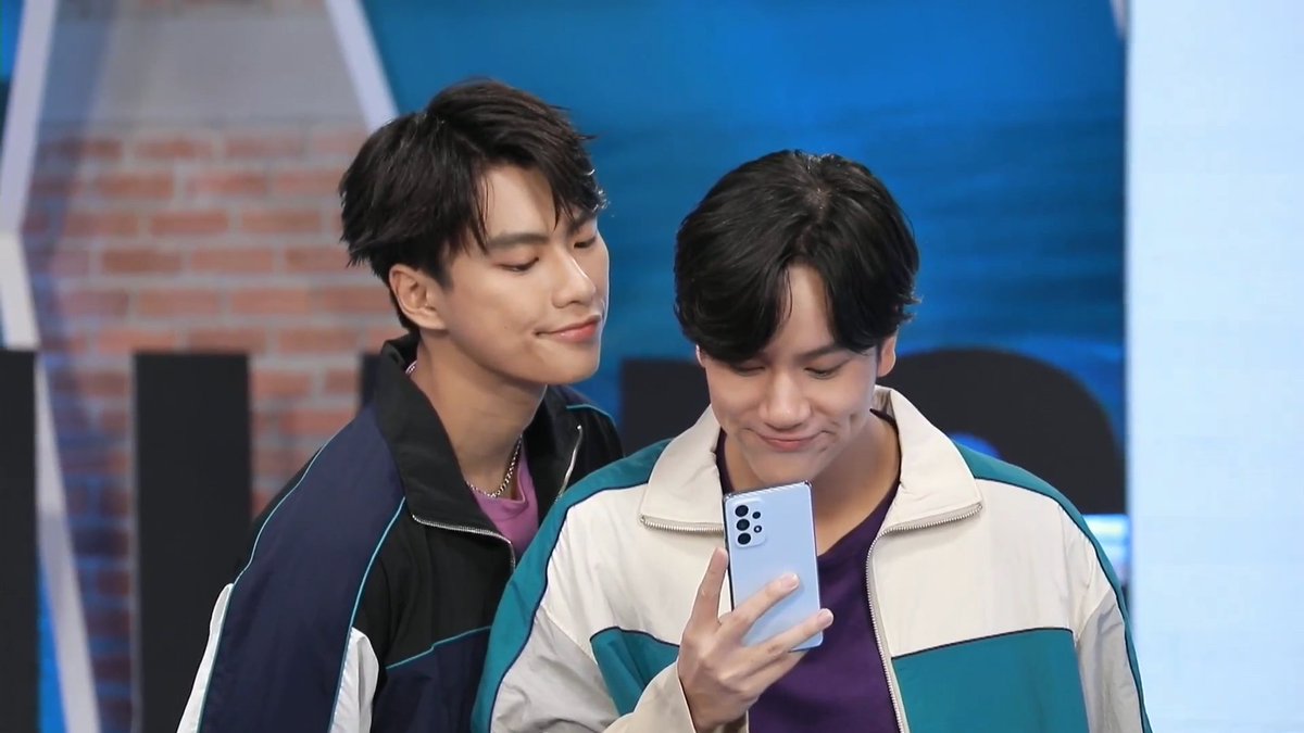 nanon_diary's tweet photo. มีอีกหนึ่งกิจกรรมให้ลุ้นรับ Galaxy A53 5G พร้อมรูปโชว์ลักยิ้ม 🥰

แคปท่าพับของสองหนุ่มและติด #GalaxyZFlip4xOhmNanon เพื่อร่วมสนุกกันได้เลยค้าบ

#GalaxyZFlip4xON
#mynameisnanon https://t.co/zC66a37r2E