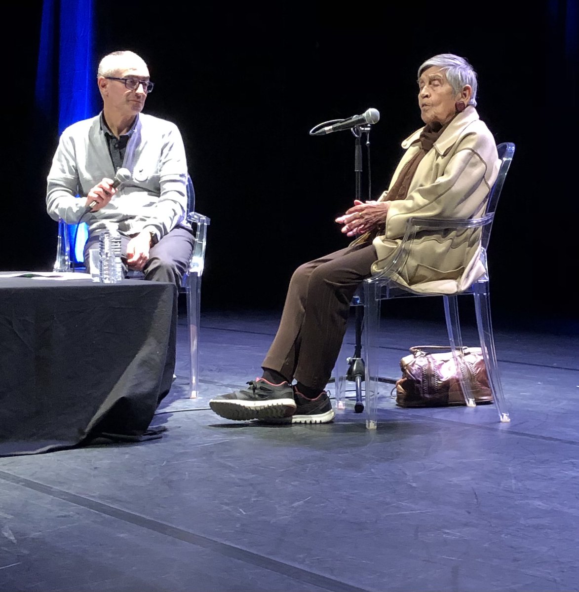 Emmanuel_Laot's tweet photo. Guingamp (22). Ginette Kolinka a témoigné à 97 ans en public au théâtre du Champ au Roy devant des élèves du @LyceePavie. Des paroles essentielles, nos questions &amp; ses réponses pour ne JAMAIS OUBLIER et transmettre l’indicible de la Shoah. @Ville_Guingamp @acrennes @LeCnam_Inseac https://t.co/Fi7Ylbpbkm