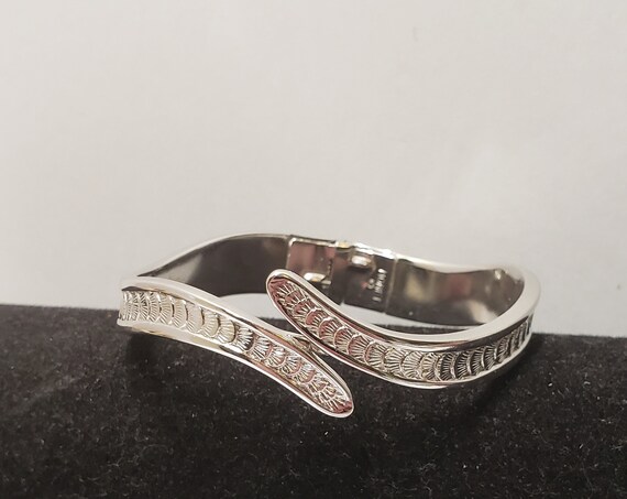 LauraCharbonnea's tweet photo. Beautiful Vintage Monet Silver https://t.co/6eclauSvvq via @EtsySocial #jewelry  #fashion  #hingebracelet #statementbracelet https://t.co/YVIXat2lpB