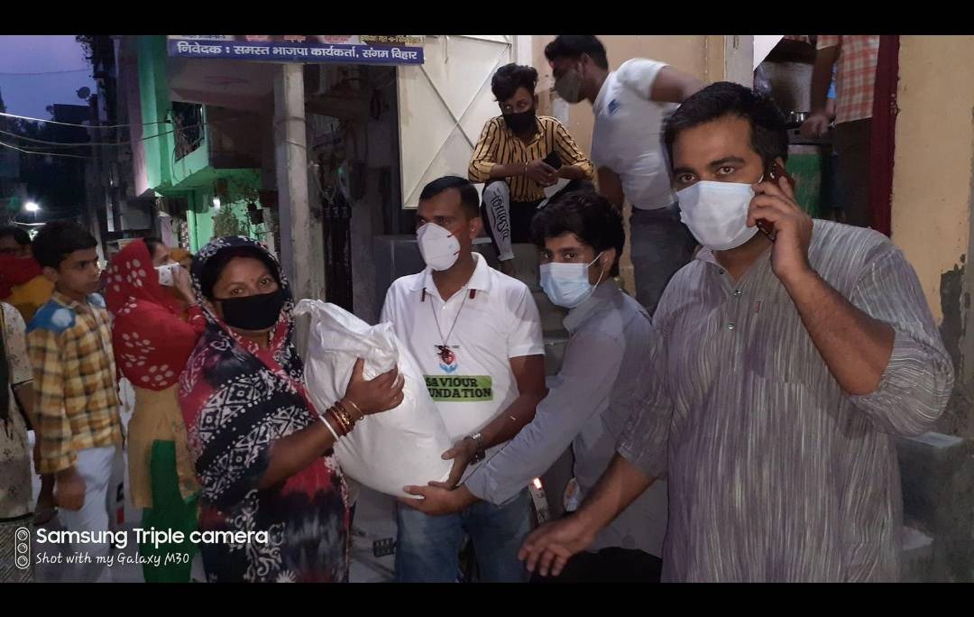 SaviourFoundat5's tweet photo. An initiative to give smile to the needy people through festive dry ration kit by saviour foundation.Atleast 1000 family will be getting festive dry ration kit.kindly support our cause:https://t.co/gTLjl1si7r
#help #supportpoor #hunger #slum #festivedonation #ngodiwali #slumvisit https://t.co/fihW1rp2dq