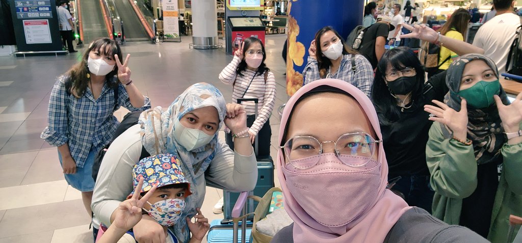 euraa91's tweet photo. Thank you ante ante @martharosana @vie_kyuhae udah mau direpotin alan... next semoga alan bisa ikut konser lagi ๐ค๐ค๐ค harusnya bude sih yaaa kecuali kak @SmaD_asdf #elfjunior #roadtoSS9inKL https://t.co/AYE0JiNgCS