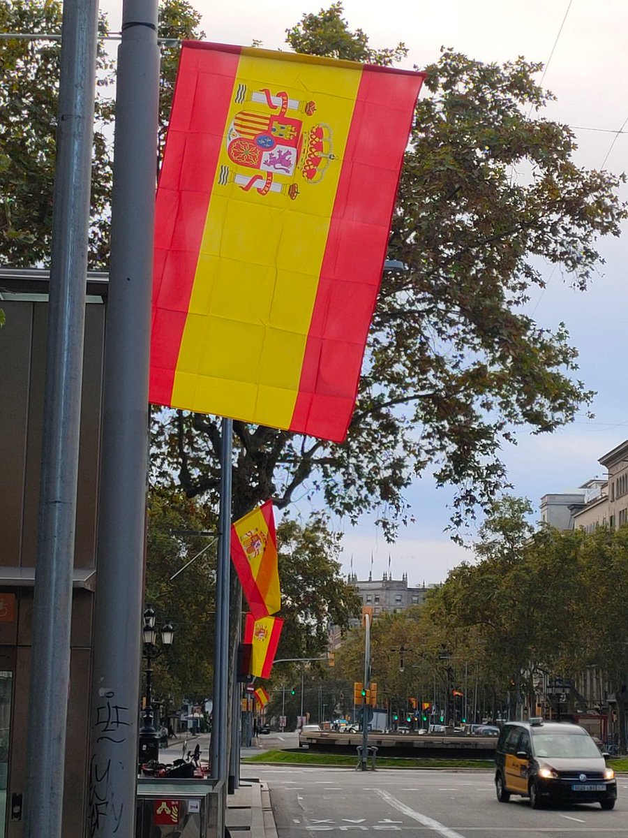 SergiMaranya's tweet photo. ATENCIÓ 8.33 h: El Passeig de Gràcia de Barcelona es lleva “muy y mucho español”. https://t.co/lwpr1STwsW