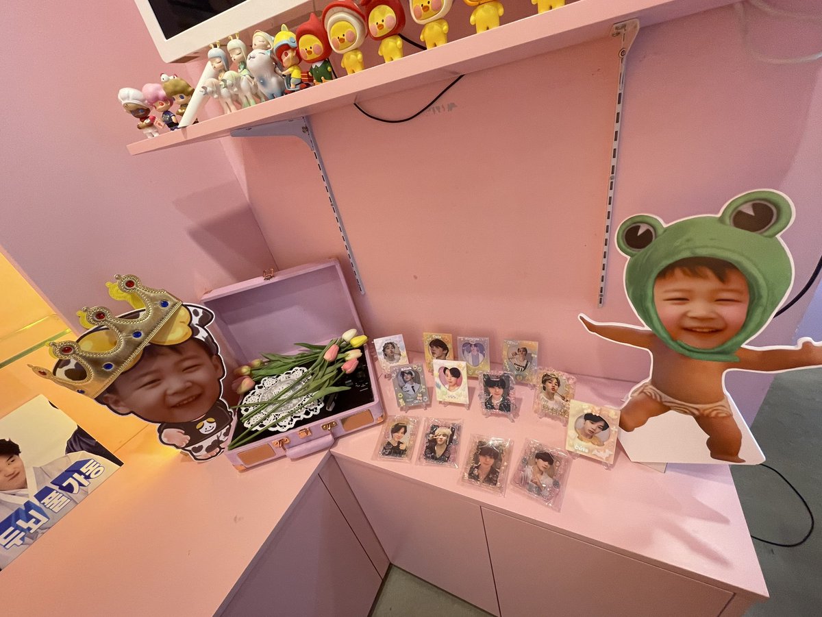hereforbtsmusic's tweet photo. Just stumbled upon a cute Jimin Event Café 🥰 good think I always get lost 🐥🐥🐥🐥🐥🐥🐥 #bts @BTS_twt https://t.co/tc3Tr6CjLN