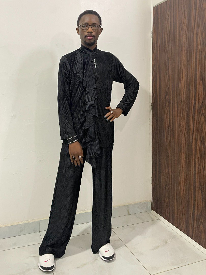 fattylincorn_01's tweet photo. The reaction of the former  president, Muhammadu Buhari (Rtd.), to the co-founder of Paystack, Ezra Olubi, at the national awards ceremony

 https://t.co/BoTPU8gYhK