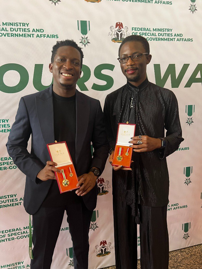 fattylincorn_01's tweet photo. The reaction of the former  president, Muhammadu Buhari (Rtd.), to the co-founder of Paystack, Ezra Olubi, at the national awards ceremony

 https://t.co/BoTPU8gYhK