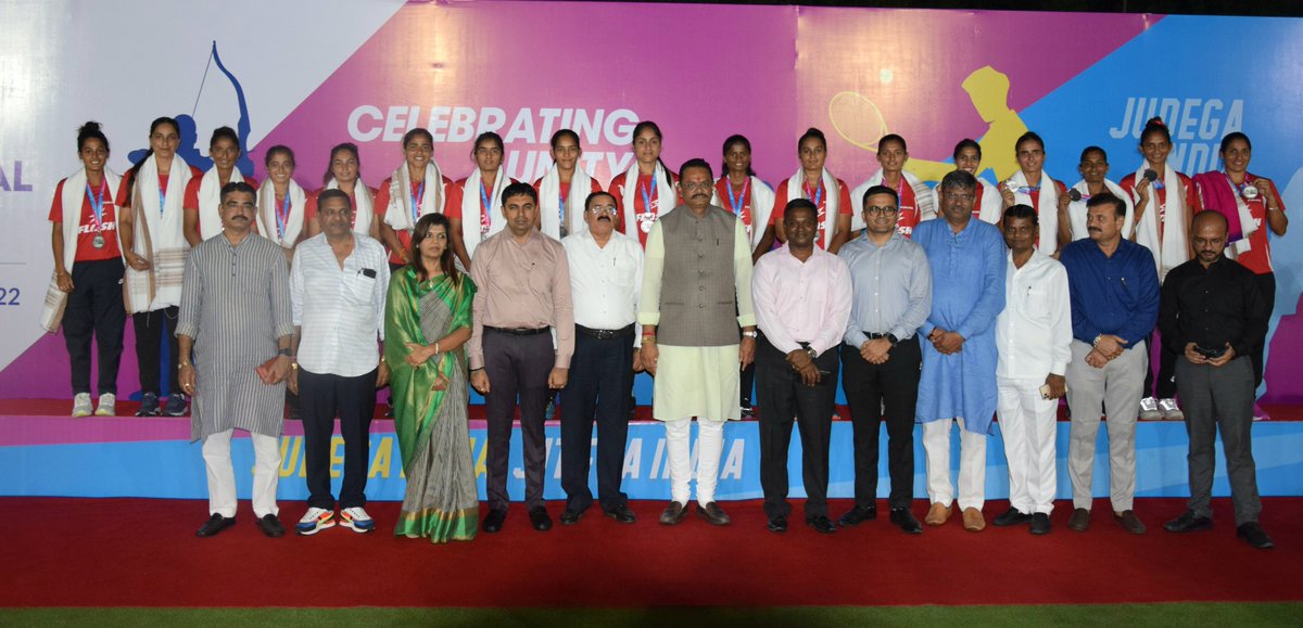 Nat_Games_Goa's tweet photo. Congratulations to all the winners in the Men’s and Women’s Hockey at the #36thNationalGames🥇🥈🥉

#NationalGames #Hockey #UnityThroughSports #JudegaIndiaJitegaIndia #NationalGamesGujarat #NationalGamesGujarat2022 #GameWithAim #રમતોએકકરેછે #GoForGold #NationalGames2022 https://t.co/rIZ5ZJ2ELr