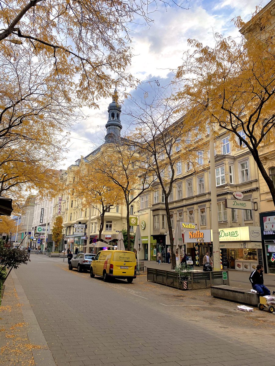BenSostenuto's tweet photo. Good morning from Vienna 🍂🎶☕️
Beautiful autumn foliage in the 6th district (Mariahilferstraße). Have a lovely day! 😊
#OldVienna #6thDistrict #Mariahilf #AutumnInVienna #GoodMorning #VPO https://t.co/NM8M6O3blr
