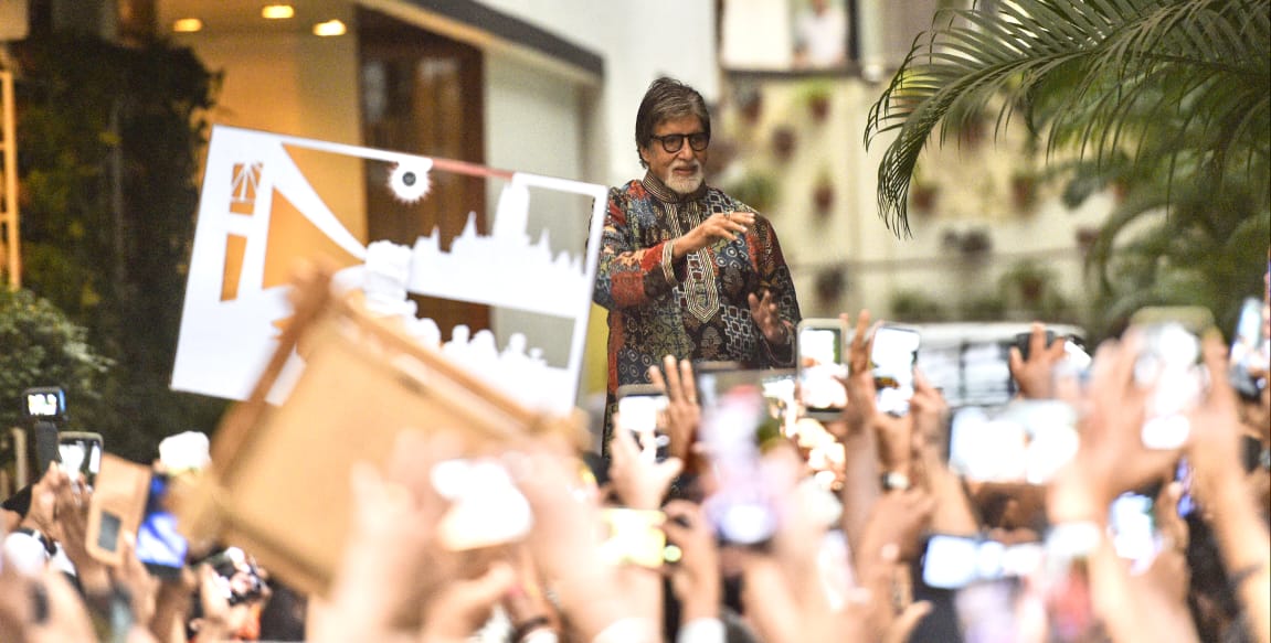 middaygujarati's tweet photo. Amitabh Bacchan greeting fans outside jalsa as he turned 80 today
#MiddayEntertainment #bollywood #ActorUpdates #bollywoodstars #happybirthday #birthdayboy #AmitabhBachchan80 #AmitabhBachchan #amitabhbachchanfans
https://t.co/hPdNP0rBMK https://t.co/GNIDkmGzFN