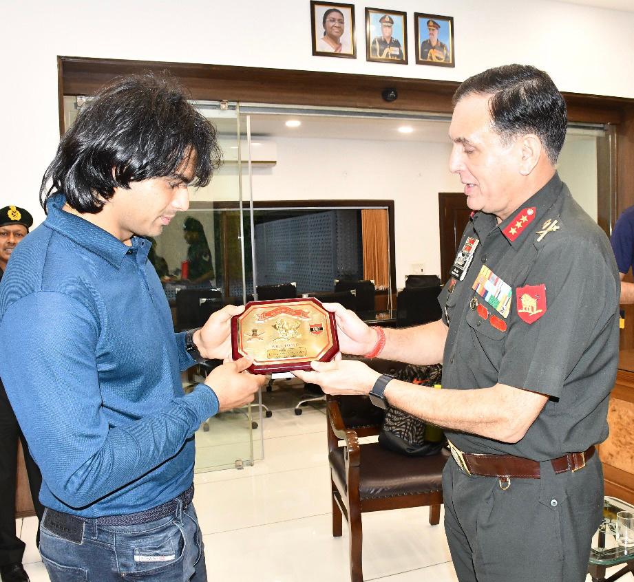 #TokyoOlympics #GoldMedallist Subedar Neeraj Chopra was felicitated by Lt Gen Dhiraj Seth, GOC Delhi Area for winning #SilverMedal at the prestigious #DiamondLeagueMeet at Stockholm and setting a new #NationalRecord. #IndianArmy #WesternCommand @adgpi #KheloIndiaJeetoIndia