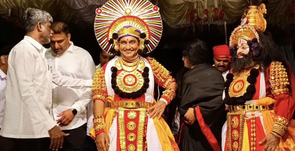DrSudhakar_'s tweet photo. ಯಕ್ಷಗಾನ ನಮ್ಮ ಕರಾವಳಿ ಕರ್ನಾಟಕದ ಸಾಂಸ್ಕೃತಿಕ ಹೆಗ್ಗುರುತು, ತುಳುನಾಡಿನ ಜನಜೀವನದ ಅವಿಭಾಜ್ಯ ಅಂಗ.

ಕರಾವಳಿಗೆ ಭೇಟಿ ನೀಡಿದ ಮೇಲೆ ಯಕ್ಷಗಾನ ನೋಡದೆ ಹೋದರೆ ಆ ಪ್ರವಾಸ ಸಂಪೂರ್ಣವಾಗುವುದಿಲ್ಲ. ನೆನ್ನೆ ರಾತ್ರಿ ಭಟ್ಕಳ ಶಾಸಕ ಶ್ರೀ ಸುನಿಲ್ ನಾಯ್ಕ್ ಅವರ ಮನೆಯಲ್ಲಿ ಯಕ್ಷಗಾನ ವೀಕ್ಷಿಸಿ ದೈವಿಕಲೆಯ ವೇಷ ಹಾಕುವ ಅವಕಾಶ ದೊರೆತದ್ದು ನನ್ನ ಪುಣ್ಯ. https://t.co/I9AtP2GT4u