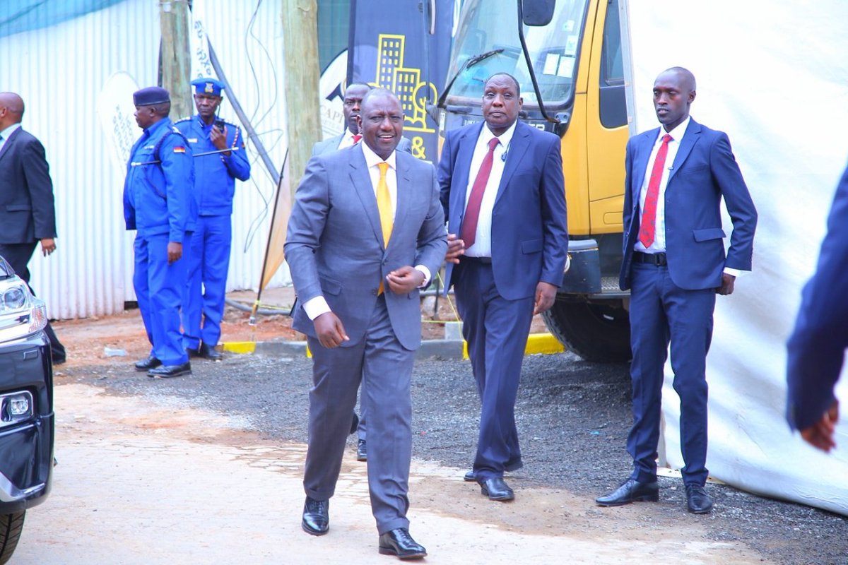 pkmwiandi's tweet photo. Spot the difference! 
Two men:
One is on a mission without any reverse gear to succeed. The other is doing what he has done for 30 years with no success. Dr @WilliamsRuto will out-perform the late Economist Mwai Kibaki. https://t.co/IrrJtV7AjF