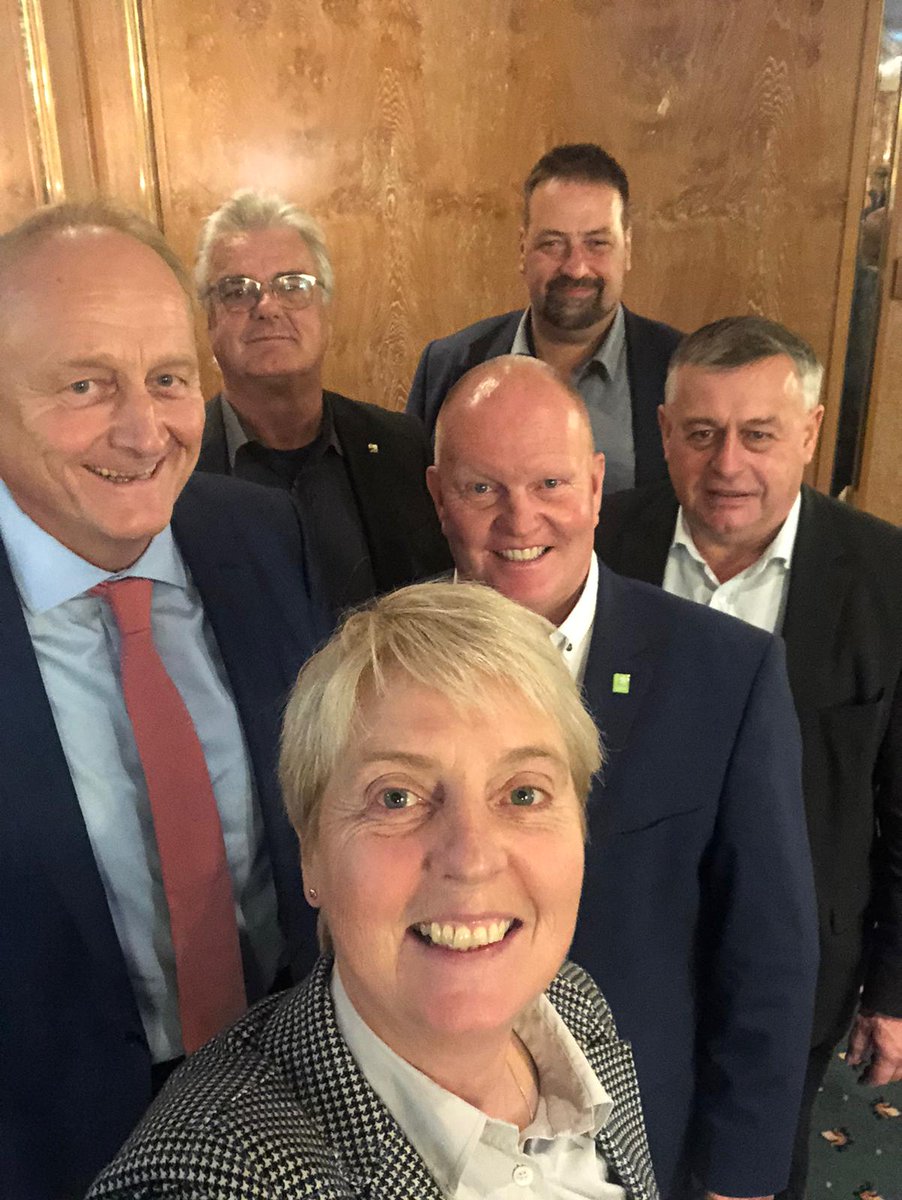 Bauern_Verband's tweet photo. Jetzt ist es offiziell: Der @Bauern_Verband hat mit Susanne Schulze Bockeloh erstmalig eine Vizepräsidentin. Auf gute Zusammenarbeit im neuen DBV-Vorstand🤝 https://t.co/B86LSr2u5b