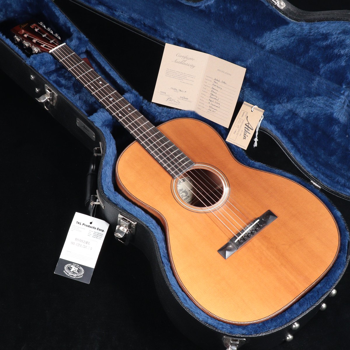 1484shibuya's tweet photo. 【#中古入荷情報】 #Atkin / 0037S AGED YEW-BS NAT 入荷しました！
ラッカー塗装に「Age Toned Relic Gloss Nitrocellulose」というアトキン独自のダメージ加工を施し、長年大事に使われてきたかの様な風合いを感じます。
１２フレットジョイントスタイルがお好きな方に◎
https://t.co/7wHyJUegH8 https://t.co/4FfWTzDwS2