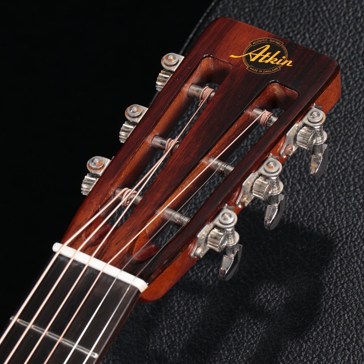 1484shibuya's tweet photo. 【#中古入荷情報】 #Atkin / 0037S AGED YEW-BS NAT 入荷しました！
ラッカー塗装に「Age Toned Relic Gloss Nitrocellulose」というアトキン独自のダメージ加工を施し、長年大事に使われてきたかの様な風合いを感じます。
１２フレットジョイントスタイルがお好きな方に◎
https://t.co/7wHyJUegH8 https://t.co/4FfWTzDwS2