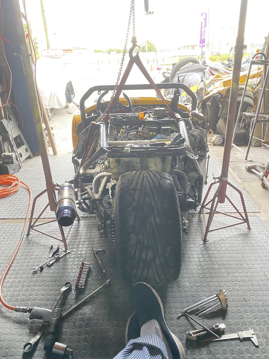 hagetemotuyoki's tweet image. #1it
エンジンの設計段階でノンシールチェーンだったのか？ 530WWX使用したらガッツリ当たってるし😐 なんとか削ってクリア🫤 さ、最後の難関、リヤキャリパーのセンター出し調整加工🛠