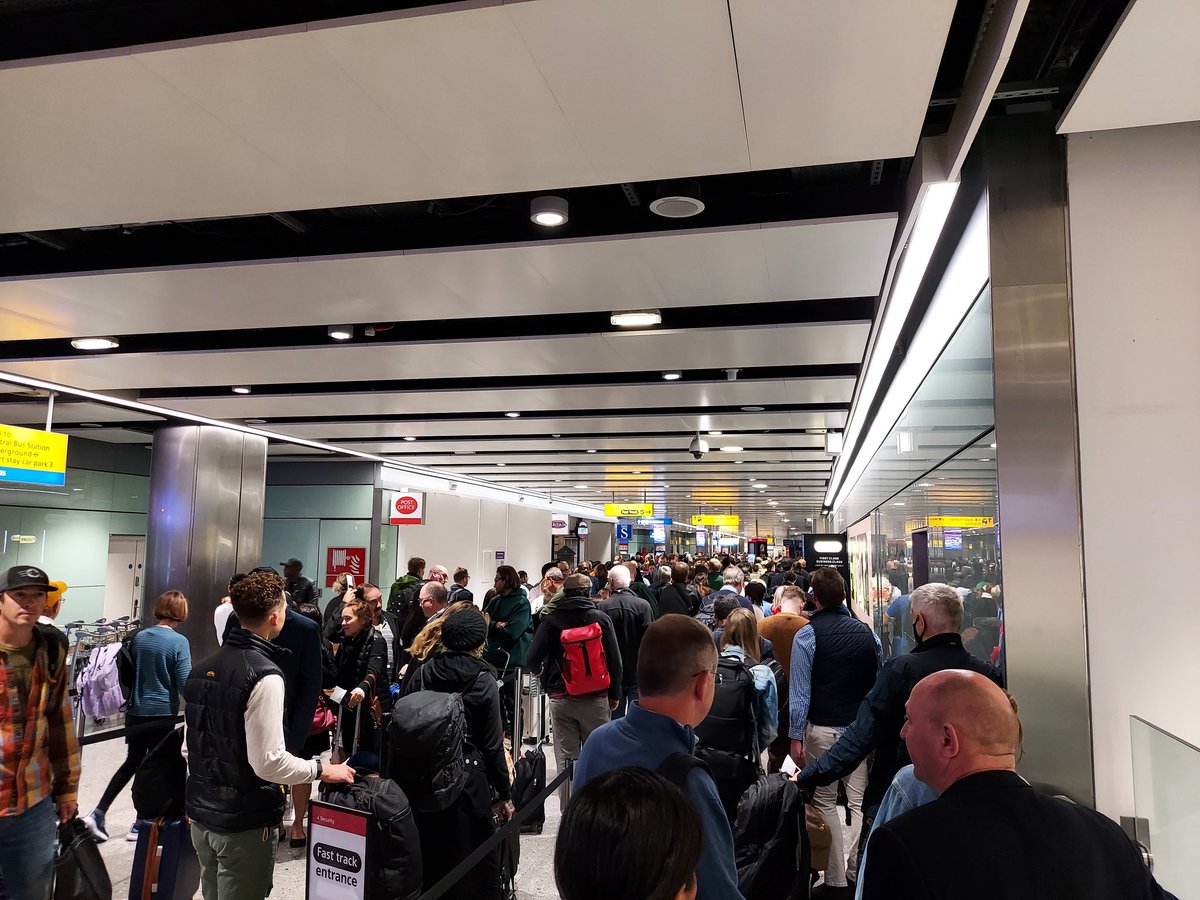 mattfernley's tweet photo. @HeathrowAirport why the 40 minute queue to get to security? T3 Fast track not so fast! #awful #completejoke https://t.co/hCh5qzkNiW